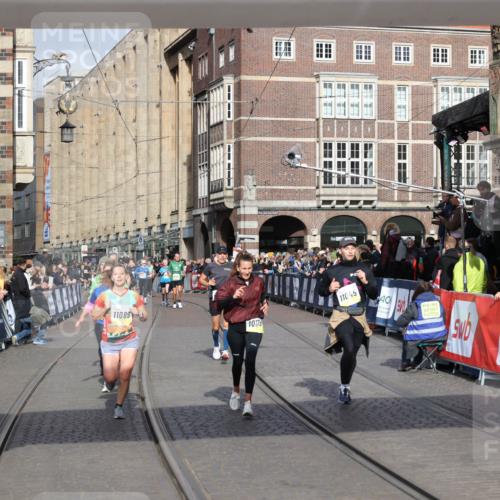 05.10.2025 - 20. swb-Marathon Bremen Yannick Fuchs http://msf.ph/oto/9253683 05.10.2025 10:54:37 Ziel 9367, 9392, 9407, 9633, 10032, 10097, 10178, 10810, 11045, 11089, 11271 meine-sportfotos.de