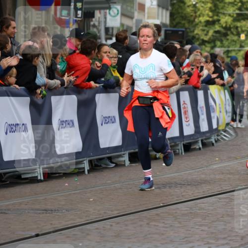 05.10.2025 - 20. swb-Marathon Bremen Strokosch-Dieckow http://msf.ph/oto/9253694 05.10.2025 11:01:58 Ziel 9324, 9365, 9536, 9686, 10558, 10837, 10855, 10879, 10887, 10944, 11415, 11459 meine-sportfotos.de