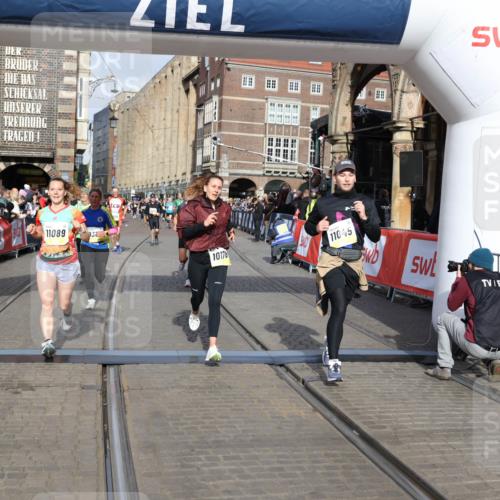 05.10.2025 - 20. swb-Marathon Bremen Yannick Fuchs http://msf.ph/oto/9253703 05.10.2025 10:54:39 Ziel 9367, 9392, 9633, 10032, 10097, 10178, 10296, 10768, 10810, 11045, 11089, 11271 meine-sportfotos.de