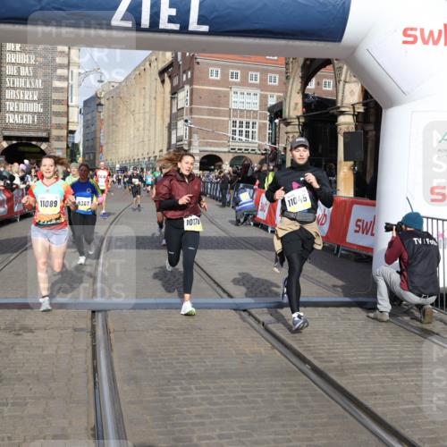 05.10.2025 - 20. swb-Marathon Bremen Yannick Fuchs http://msf.ph/oto/9253711 05.10.2025 10:54:39 Ziel 9367, 9392, 9633, 10032, 10097, 10178, 10296, 10768, 10810, 11045, 11089, 11271 meine-sportfotos.de