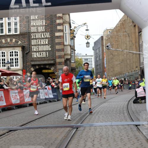 05.10.2025 - 20. swb-Marathon Bremen Yannick Fuchs http://msf.ph/oto/9253731 05.10.2025 10:45:41 Ziel 9250, 10053, 10682, 11585 meine-sportfotos.de