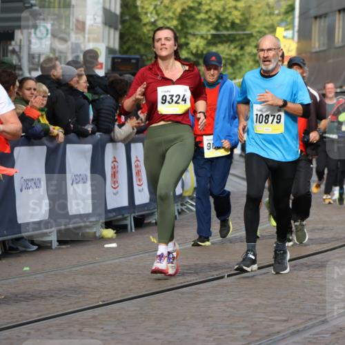 05.10.2025 - 20. swb-Marathon Bremen Strokosch-Dieckow http://msf.ph/oto/9253774 05.10.2025 11:01:59 Ziel 9324, 9426, 9536, 9686, 10301, 10837, 10855, 10879, 10887, 10944, 11415, 11459 meine-sportfotos.de
