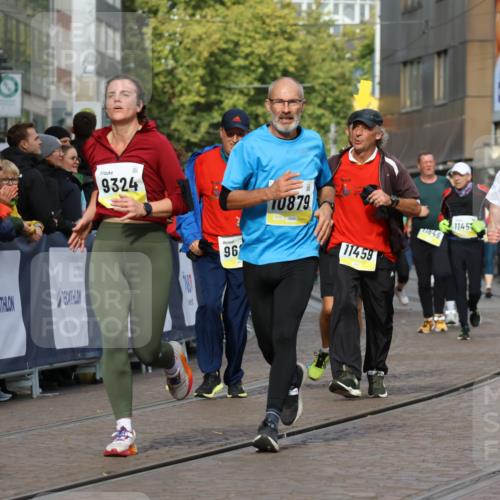 05.10.2025 - 20. swb-Marathon Bremen Strokosch-Dieckow http://msf.ph/oto/9253823 05.10.2025 11:01:59 Ziel 9324, 9426, 9536, 9686, 10301, 10837, 10855, 10879, 10887, 10944, 11415, 11459 meine-sportfotos.de