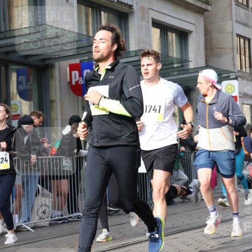 05.10.2025 - 20. swb-Marathon Bremen Strokosch-Dieckow http://msf.ph/oto/9253868 05.10.2025 10:56:03 Ziel 9258, 9424, 9547, 9783, 9790, 9855, 9932, 9968, 10005, 10028, 10042, 10179, 10191, 10196, 10387, 10424, 10546, 10590, 10648, 10989, 10992, 11100, 11253, 11260, 11364, 11366, 11554, 11571, 11630, 11662, 11691, 11723, 11741, 9258, 9424, 9547, 9783, 9790, 9855, 9932, 9968, 10005, 10028, 10042, 10179, 10191, 10196, 10387, 10424, 10546, 10590, 10648, 10989, 10992, 11100, 11253, 11260, 11364, 11366, 11554, 11571, 11630, 11662, 11691 meine-sportfotos.de