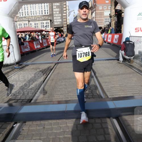 05.10.2025 - 20. swb-Marathon Bremen Yannick Fuchs http://msf.ph/oto/9253914 05.10.2025 10:54:43 Ziel 9367, 10174, 10178, 10296, 10768, 11045, 11089, 11321, 11694 meine-sportfotos.de