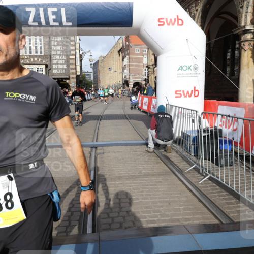 05.10.2025 - 20. swb-Marathon Bremen Yannick Fuchs http://msf.ph/oto/9253948 05.10.2025 10:54:44 Ziel 9367, 10174, 10178, 10296, 10768, 11045, 11089, 11321, 11694 meine-sportfotos.de