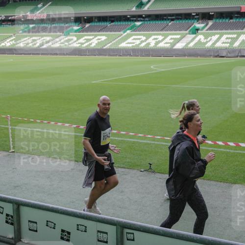 05.10.2025 - 20. swb-Marathon Bremen Michael Burmester http://msf.ph/oto/9253957 05.10.2025 10:42:31 Laufen im Stadion 7069, 8225, 8865, 9212, 9276, 9410, 9481, 9519, 9557, 9648, 9649, 9664, 9680, 9734, 9798, 9815, 9826, 9945, 9972, 9999, 10031, 10074, 10082, 10087, 10189, 10239, 10245, 10248, 10264, 10365, 10366, 10396, 10412, 10415, 10417, 10463, 10499, 10522, 10684, 10722, 10815, 10824, 10860, 10861, 10943, 11056, 11097, 11112, 11126, 11142, 11170, 11172, 11206, 11395, 11473, 11584, 11634, 8533, 9632, 9836, 9837, 9982, 10125, 10148, 10214, 10333, 10706, 10937, 10998 meine-sportfotos.de