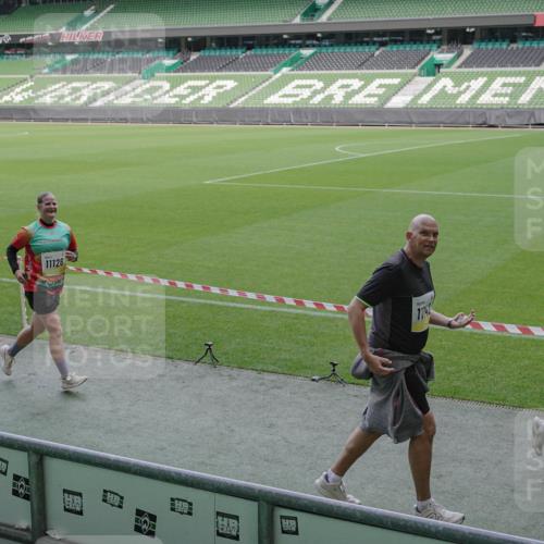 05.10.2025 - 20. swb-Marathon Bremen Michael Burmester http://msf.ph/oto/9253975 05.10.2025 10:42:31 Laufen im Stadion 7069, 8225, 8865, 9212, 9276, 9410, 9481, 9519, 9557, 9648, 9649, 9664, 9680, 9734, 9798, 9815, 9826, 9945, 9972, 9999, 10031, 10074, 10082, 10087, 10189, 10239, 10245, 10248, 10264, 10365, 10366, 10396, 10412, 10415, 10417, 10463, 10499, 10522, 10684, 10722, 10815, 10824, 10860, 10861, 10943, 11056, 11097, 11112, 11126, 11142, 11170, 11172, 11206, 11395, 11473, 11584, 11634, 8533, 9632, 9836, 9837, 9982, 10125, 10148, 10214, 10333, 10706, 10937, 10998 meine-sportfotos.de