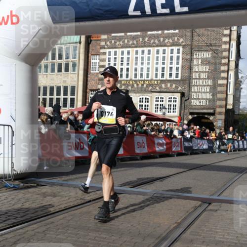 05.10.2025 - 20. swb-Marathon Bremen Yannick Fuchs http://msf.ph/oto/9254005 05.10.2025 10:54:46 Ziel 9367, 10174, 10178, 10296, 10768, 11045, 11089, 11321, 11694 meine-sportfotos.de