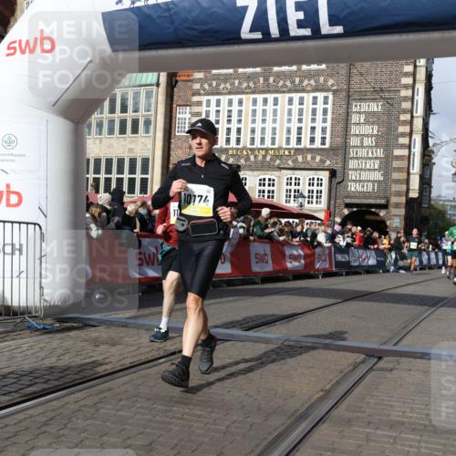 05.10.2025 - 20. swb-Marathon Bremen Yannick Fuchs http://msf.ph/oto/9254014 05.10.2025 10:54:46 Ziel 9367, 10174, 10178, 10296, 10768, 11045, 11089, 11321, 11694 meine-sportfotos.de