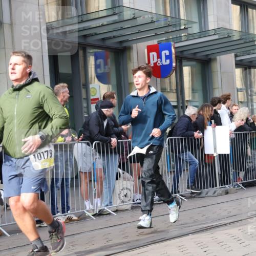 05.10.2025 - 20. swb-Marathon Bremen Strokosch-Dieckow http://msf.ph/oto/9254034 05.10.2025 10:56:08 Ziel 8118, 9258, 9424, 9547, 9783, 9790, 9886, 9932, 10005, 10008, 10028, 10042, 10179, 10191, 10196, 10387, 10424, 10546, 10590, 10648, 10971, 10992, 11100, 11253, 11260, 11364, 11475, 11554, 11571, 11662, 11691, 11723, 8118, 9258, 9424, 9547, 9783, 9790, 9886, 9932, 10005, 10008, 10028, 10042, 10179, 10191, 10196, 10387, 10424, 10546, 10590, 10648, 10971, 10992, 11100, 11253, 11260, 11364, 11475, 11554, 11571, 11662, 11691 meine-sportfotos.de