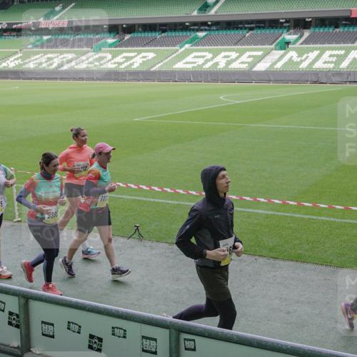 05.10.2025 - 20. swb-Marathon Bremen Michael Burmester http://msf.ph/oto/9254180 05.10.2025 10:42:39 Laufen im Stadion 7069, 8225, 8865, 9212, 9276, 9288, 9410, 9476, 9481, 9519, 9557, 9648, 9664, 9680, 9726, 9734, 9760, 9798, 9806, 9815, 9826, 9945, 9972, 9999, 10031, 10074, 10082, 10087, 10239, 10245, 10248, 10264, 10365, 10366, 10396, 10412, 10415, 10417, 10463, 10499, 10684, 10824, 10860, 10861, 10943, 11030, 11073, 11112, 11126, 11142, 11170, 11172, 11206, 11395, 11584, 11634, 8533, 9632, 9836, 9837, 9982, 10125, 10148, 10214, 10333, 10706, 10937, 10998 meine-sportfotos.de