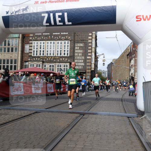 05.10.2025 - 20. swb-Marathon Bremen Yannick Fuchs http://msf.ph/oto/9254183 05.10.2025 10:54:50 Ziel 9282, 9295, 9591, 9754, 10007, 10174, 11321, 11694 meine-sportfotos.de