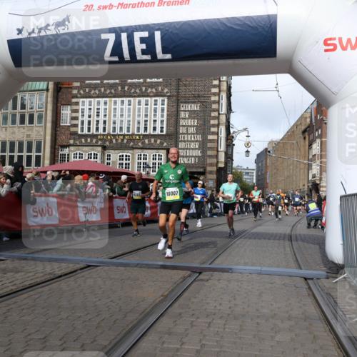 05.10.2025 - 20. swb-Marathon Bremen Yannick Fuchs http://msf.ph/oto/9254193 05.10.2025 10:54:50 Ziel 9282, 9295, 9591, 9754, 10007, 10174, 11321, 11694 meine-sportfotos.de