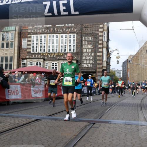 05.10.2025 - 20. swb-Marathon Bremen Yannick Fuchs http://msf.ph/oto/9254218 05.10.2025 10:54:50 Ziel 9282, 9295, 9591, 9754, 10007, 10174, 11321, 11694 meine-sportfotos.de