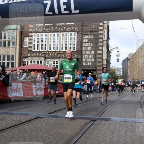 05.10.2025 - 20. swb-Marathon Bremen Yannick Fuchs http://msf.ph/oto/9254232 05.10.2025 10:54:50 Ziel 9282, 9295, 9591, 9754, 10007, 10174, 11321, 11694 meine-sportfotos.de