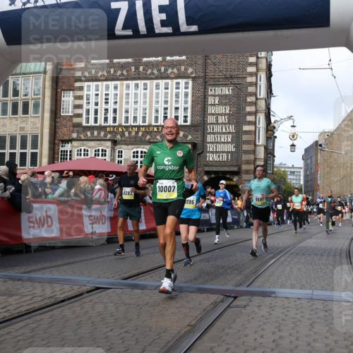 05.10.2025 - 20. swb-Marathon Bremen Yannick Fuchs http://msf.ph/oto/9254245 05.10.2025 10:54:50 Ziel 9282, 9295, 9591, 9754, 10007, 10174, 11321, 11694 meine-sportfotos.de