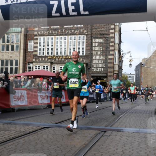 05.10.2025 - 20. swb-Marathon Bremen Yannick Fuchs http://msf.ph/oto/9254259 05.10.2025 10:54:50 Ziel 9282, 9295, 9591, 9754, 10007, 10174, 11321, 11694 meine-sportfotos.de