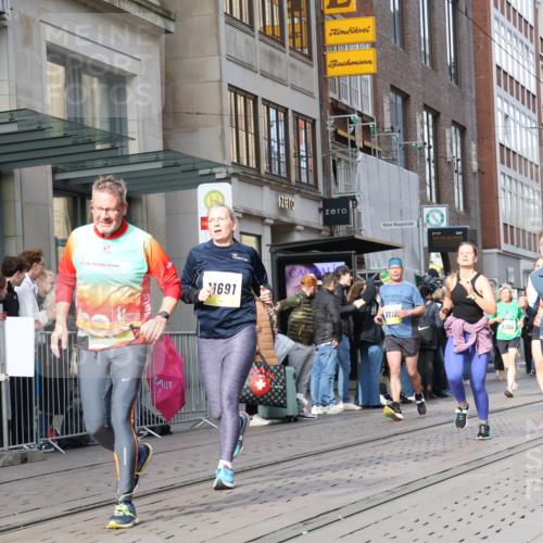 05.10.2025 - 20. swb-Marathon Bremen Strokosch-Dieckow http://msf.ph/oto/9254297 05.10.2025 10:56:19 Ziel 8118, 9188, 9266, 9547, 9790, 9886, 9932, 10005, 10008, 10042, 10059, 10145, 10179, 10387, 10546, 10644, 10648, 10683, 10845, 10971, 11100, 11253, 11260, 11426, 11475, 11571, 11675, 11691, 11734, 8118, 9188, 9266, 9547, 9790, 9886, 9932, 10005, 10008, 10042, 10059, 10145, 10179, 10387, 10546, 10644, 10648, 10683, 10845, 10971, 11100, 11253, 11260, 11426, 11475, 11571, 11675, 11691, 11734 meine-sportfotos.de