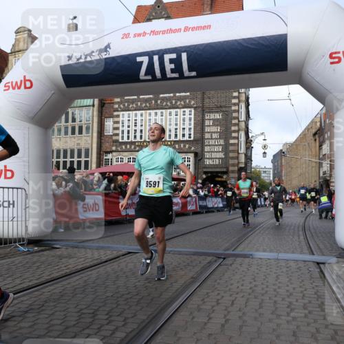 05.10.2025 - 20. swb-Marathon Bremen Yannick Fuchs http://msf.ph/oto/9254427 05.10.2025 10:54:53 Ziel 8326, 9282, 9295, 9436, 9591, 9754, 9776, 10007, 10487, 10770, 11163, 11276 meine-sportfotos.de