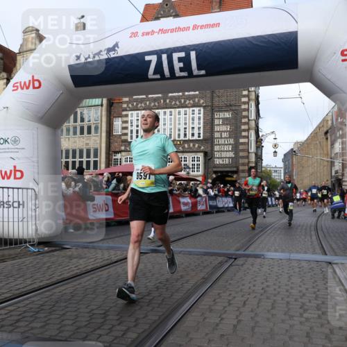 05.10.2025 - 20. swb-Marathon Bremen Yannick Fuchs http://msf.ph/oto/9254450 05.10.2025 10:54:53 Ziel 8326, 9282, 9295, 9436, 9591, 9754, 9776, 10007, 10487, 10770, 11163, 11276 meine-sportfotos.de