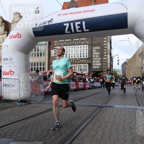 05.10.2025 - 20. swb-Marathon Bremen Yannick Fuchs http://msf.ph/oto/9254468 05.10.2025 10:54:53 Ziel 8326, 9282, 9295, 9436, 9591, 9754, 9776, 10007, 10487, 10770, 11163, 11276 meine-sportfotos.de