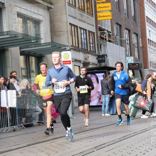 05.10.2025 - 20. swb-Marathon Bremen Strokosch-Dieckow http://msf.ph/oto/9254469 05.10.2025 10:56:28 Ziel 8118, 9188, 9266, 9451, 9547, 9669, 9886, 10008, 10059, 10105, 10145, 10397, 10644, 10683, 10845, 10867, 10924, 10971, 11168, 11274, 11426, 11475, 11675, 11691, 11734, 8118, 9188, 9266, 9451, 9547, 9669, 9886, 10008, 10059, 10105, 10145, 10397, 10644, 10683, 10845, 10867, 10924, 10971, 11168, 11274, 11426, 11475, 11675, 11691, 11734 meine-sportfotos.de