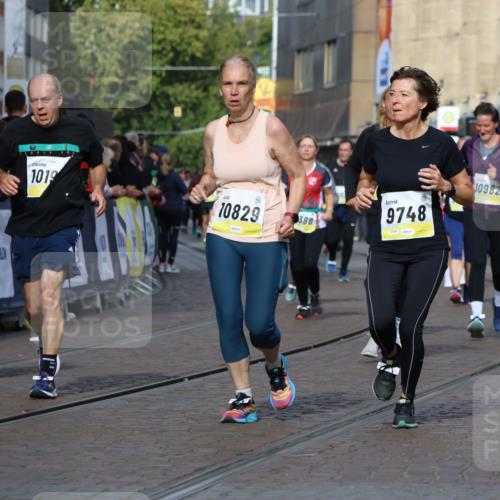 05.10.2025 - 20. swb-Marathon Bremen Strokosch-Dieckow http://msf.ph/oto/9254480 05.10.2025 11:02:17 Ziel 9748, 10093, 10130, 10194, 10821, 10829, 10982, 10983, 11340, 11386, 11646 meine-sportfotos.de