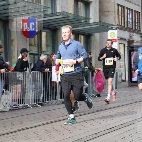 05.10.2025 - 20. swb-Marathon Bremen Strokosch-Dieckow http://msf.ph/oto/9254488 05.10.2025 10:56:28 Ziel 8118, 9188, 9266, 9451, 9547, 9669, 9886, 10008, 10059, 10105, 10145, 10397, 10644, 10683, 10845, 10867, 10924, 10971, 11168, 11274, 11426, 11475, 11675, 11691, 11734, 8118, 9188, 9266, 9451, 9547, 9669, 9886, 10008, 10059, 10105, 10145, 10397, 10644, 10683, 10845, 10867, 10924, 10971, 11168, 11274, 11426, 11475, 11675, 11691, 11734 meine-sportfotos.de