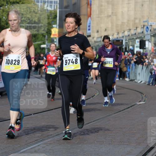 05.10.2025 - 20. swb-Marathon Bremen Strokosch-Dieckow http://msf.ph/oto/9254513 05.10.2025 11:02:18 Ziel 9748, 10093, 10130, 10194, 10821, 10829, 10982, 10983, 11340, 11386, 11646 meine-sportfotos.de