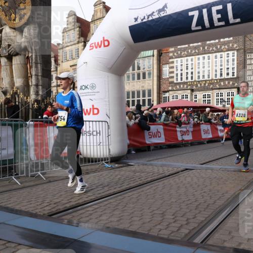 05.10.2025 - 20. swb-Marathon Bremen Yannick Fuchs http://msf.ph/oto/9254552 05.10.2025 10:54:54 Ziel 8326, 9282, 9295, 9436, 9591, 9754, 9776, 10007, 10232, 10233, 10487, 10770, 11163, 11276 meine-sportfotos.de