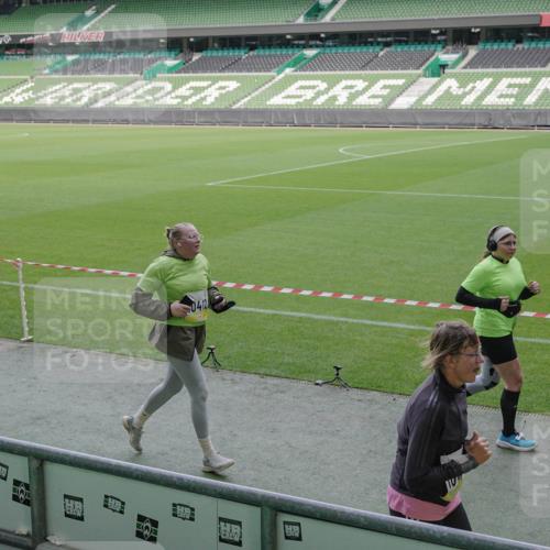 05.10.2025 - 20. swb-Marathon Bremen Michael Burmester http://msf.ph/oto/9254594 05.10.2025 10:42:55 Laufen im Stadion 8225, 9185, 9212, 9276, 9288, 9410, 9476, 9481, 9493, 9526, 9557, 9648, 9664, 9675, 9680, 9726, 9731, 9732, 9734, 9736, 9760, 9784, 9806, 9822, 9823, 9826, 9861, 9912, 9945, 9972, 9999, 10074, 10146, 10245, 10264, 10316, 10365, 10366, 10396, 10412, 10415, 10417, 10433, 10463, 10596, 10684, 10824, 10860, 10861, 10962, 10969, 11030, 11073, 11083, 11112, 11126, 11142, 11157, 11161, 11170, 11172, 11215, 11240, 11242, 11404, 11536, 9519 meine-sportfotos.de