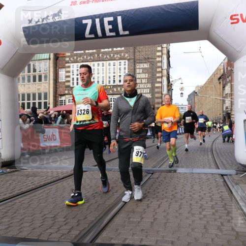 05.10.2025 - 20. swb-Marathon Bremen Yannick Fuchs http://msf.ph/oto/9254627 05.10.2025 10:54:55 Ziel 8326, 9282, 9295, 9436, 9560, 9591, 9754, 9776, 10007, 10024, 10232, 10233, 10487, 10770, 11163, 11276 meine-sportfotos.de