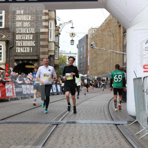 05.10.2025 - 20. swb-Marathon Bremen Yannick Fuchs http://msf.ph/oto/9254653 05.10.2025 10:46:05 Ziel 9285, 9397, 9876, 10090, 10773, 11617 meine-sportfotos.de