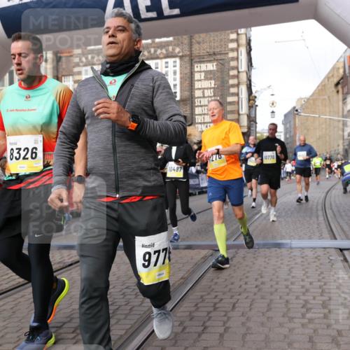 05.10.2025 - 20. swb-Marathon Bremen Yannick Fuchs http://msf.ph/oto/9254670 05.10.2025 10:54:56 Ziel 8326, 9282, 9295, 9436, 9560, 9591, 9754, 9776, 10007, 10024, 10232, 10233, 10487, 10609, 10770, 11163, 11276, 11373 meine-sportfotos.de