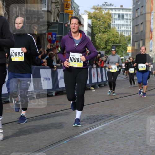05.10.2025 - 20. swb-Marathon Bremen Strokosch-Dieckow http://msf.ph/oto/9254691 05.10.2025 11:02:23 Ziel 9707, 9748, 9802, 9839, 10093, 10194, 10615, 10821, 10829, 10982, 10983, 11386, 11537, 11538 meine-sportfotos.de