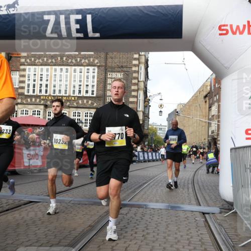 05.10.2025 - 20. swb-Marathon Bremen Yannick Fuchs http://msf.ph/oto/9254716 05.10.2025 10:54:57 Ziel 8326, 9282, 9295, 9436, 9560, 9591, 9754, 9776, 10007, 10024, 10232, 10233, 10487, 10609, 10770, 11163, 11276, 11373 meine-sportfotos.de