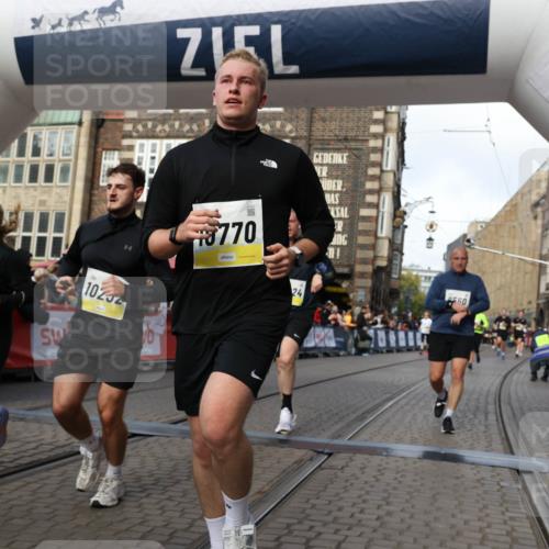 05.10.2025 - 20. swb-Marathon Bremen Yannick Fuchs http://msf.ph/oto/9254753 05.10.2025 10:54:58 Ziel 8326, 9282, 9295, 9436, 9560, 9591, 9754, 9776, 10024, 10232, 10233, 10487, 10609, 10770, 11163, 11276, 11373 meine-sportfotos.de
