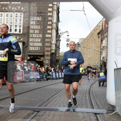 05.10.2025 - 20. swb-Marathon Bremen Yannick Fuchs http://msf.ph/oto/9254799 05.10.2025 10:54:58 Ziel 8326, 9282, 9295, 9436, 9560, 9591, 9754, 9776, 10024, 10232, 10233, 10487, 10609, 10770, 11163, 11276, 11373 meine-sportfotos.de