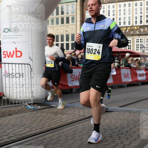 05.10.2025 - 20. swb-Marathon Bremen Yannick Fuchs http://msf.ph/oto/9254856 05.10.2025 10:54:59 Ziel 8326, 9436, 9560, 9754, 9776, 10024, 10232, 10233, 10487, 10609, 10770, 11163, 11276, 11373 meine-sportfotos.de