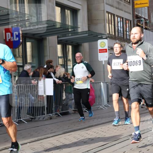 05.10.2025 - 20. swb-Marathon Bremen Strokosch-Dieckow http://msf.ph/oto/9254858 05.10.2025 10:56:46 Ziel 5172, 9231, 9292, 9314, 9450, 9451, 9489, 9577, 9669, 9797, 9937, 9947, 10069, 10105, 10169, 10293, 10397, 10545, 10657, 10867, 10917, 11015, 11138, 11168, 11202, 11274, 11434, 11435, 11566, 11596, 11686, 5172, 9231, 9292, 9314, 9450, 9451, 9489, 9577, 9669, 9797, 9937, 9947, 10069, 10105, 10169, 10293, 10397, 10545, 10657, 10867, 10917, 11015, 11138, 11168, 11202, 11274, 11434, 11435, 11566, 11596, 11686 meine-sportfotos.de