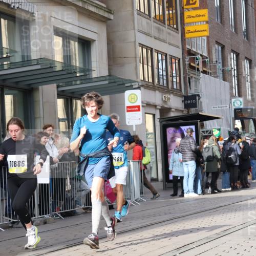 05.10.2025 - 20. swb-Marathon Bremen Strokosch-Dieckow http://msf.ph/oto/9255013 05.10.2025 10:56:52 Ziel 5172, 7101, 9231, 9260, 9292, 9314, 9450, 9451, 9489, 9550, 9577, 9797, 9844, 9937, 9947, 10069, 10169, 10281, 10293, 10367, 10545, 10645, 10657, 10867, 10917, 11015, 11138, 11202, 11434, 11435, 11566, 11596, 11686, 5172, 7101, 9231, 9260, 9292, 9314, 9450, 9451, 9489, 9550, 9577, 9797, 9844, 9937, 9947, 10069, 10169, 10281, 10293, 10367, 10545, 10645, 10657, 10867, 10917, 11015, 11138, 11202, 11434, 11435, 11566, 11596, 11686 meine-sportfotos.de