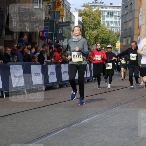 05.10.2025 - 20. swb-Marathon Bremen Strokosch-Dieckow http://msf.ph/oto/9255140 05.10.2025 11:02:34 Ziel 9468, 9647, 9802, 9839, 9841, 10033, 10510, 10595, 10598, 10615, 10825, 10826, 11110, 11160, 11711 meine-sportfotos.de