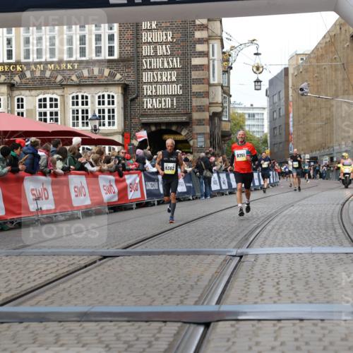 05.10.2025 - 20. swb-Marathon Bremen Yannick Fuchs http://msf.ph/oto/9255146 05.10.2025 10:46:20 Ziel 9351, 9362, 10858, 11446 meine-sportfotos.de