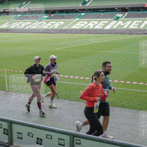 05.10.2025 - 20. swb-Marathon Bremen Michael Burmester http://msf.ph/oto/9255159 05.10.2025 10:43:15 Laufen im Stadion 9185, 9288, 9410, 9476, 9493, 9526, 9557, 9561, 9664, 9675, 9680, 9726, 9731, 9732, 9734, 9736, 9760, 9784, 9806, 9822, 9823, 9826, 9848, 9861, 9867, 9912, 10074, 10146, 10183, 10245, 10315, 10316, 10396, 10399, 10412, 10417, 10433, 10435, 10463, 10512, 10515, 10552, 10596, 10849, 10860, 10861, 10962, 10969, 11030, 11073, 11083, 11112, 11113, 11157, 11161, 11170, 11215, 11240, 11242, 11285, 11331, 11404, 11536, 8225, 9212, 9276, 9481, 9648, 9945, 9972 meine-sportfotos.de