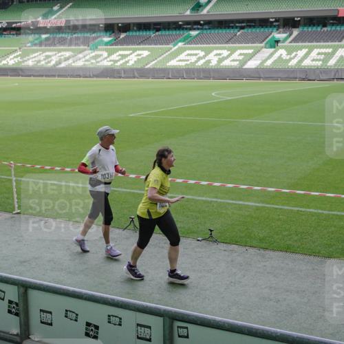05.10.2025 - 20. swb-Marathon Bremen Michael Burmester http://msf.ph/oto/9255242 05.10.2025 10:43:18 Laufen im Stadion 9185, 9288, 9380, 9410, 9476, 9493, 9526, 9557, 9561, 9664, 9675, 9680, 9726, 9731, 9732, 9734, 9736, 9760, 9784, 9806, 9822, 9823, 9826, 9848, 9861, 9867, 9912, 10074, 10146, 10183, 10245, 10288, 10315, 10316, 10396, 10399, 10412, 10433, 10435, 10463, 10491, 10512, 10515, 10552, 10596, 10849, 10860, 10861, 10962, 10969, 11030, 11073, 11083, 11113, 11157, 11161, 11170, 11215, 11240, 11242, 11285, 11331, 11404, 11536, 8225, 9212, 9276, 9481, 9945, 9972 meine-sportfotos.de