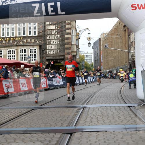 05.10.2025 - 20. swb-Marathon Bremen Yannick Fuchs http://msf.ph/oto/9255246 05.10.2025 10:46:22 Ziel 9351, 9362, 11446 meine-sportfotos.de