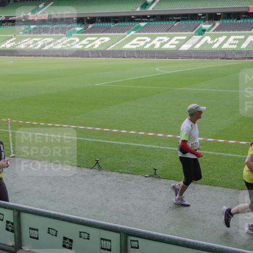 05.10.2025 - 20. swb-Marathon Bremen Michael Burmester http://msf.ph/oto/9255281 05.10.2025 10:43:19 Laufen im Stadion 9185, 9288, 9380, 9476, 9493, 9526, 9557, 9561, 9664, 9675, 9680, 9726, 9731, 9732, 9734, 9736, 9760, 9784, 9806, 9822, 9823, 9826, 9848, 9861, 9867, 9895, 9912, 10074, 10146, 10183, 10245, 10288, 10315, 10316, 10396, 10399, 10412, 10433, 10435, 10463, 10491, 10512, 10515, 10552, 10596, 10849, 10860, 10861, 10962, 10969, 11030, 11073, 11083, 11113, 11157, 11161, 11170, 11215, 11240, 11242, 11285, 11331, 11404, 11536, 8225, 9212, 9276, 9481, 9945, 9972 meine-sportfotos.de