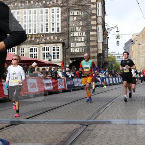 05.10.2025 - 20. swb-Marathon Bremen Yannick Fuchs http://msf.ph/oto/9255317 05.10.2025 10:55:05 Ziel 9427, 9475, 9560, 9570, 10024, 10231, 10609, 11320, 11373, 11470, 11507, 11523 meine-sportfotos.de