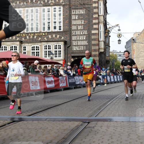 05.10.2025 - 20. swb-Marathon Bremen Yannick Fuchs http://msf.ph/oto/9255328 05.10.2025 10:55:05 Ziel 9427, 9475, 9560, 9570, 10024, 10231, 10609, 11320, 11373, 11470, 11507, 11523 meine-sportfotos.de